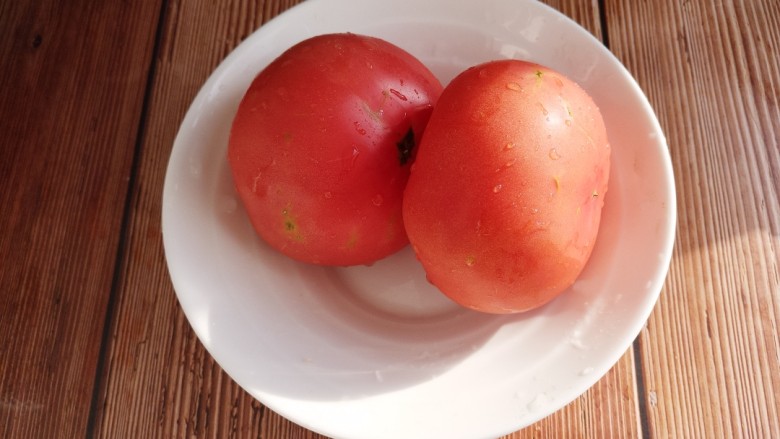 西红柿炒蛋,先准备两个西红柿。