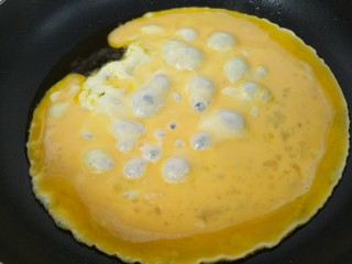 西红柿炒蛋,先把鸡蛋液倒进去。