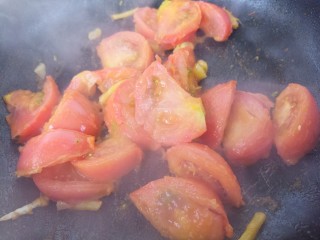 西红柿炒蛋,把西红柿翻炒一分钟。