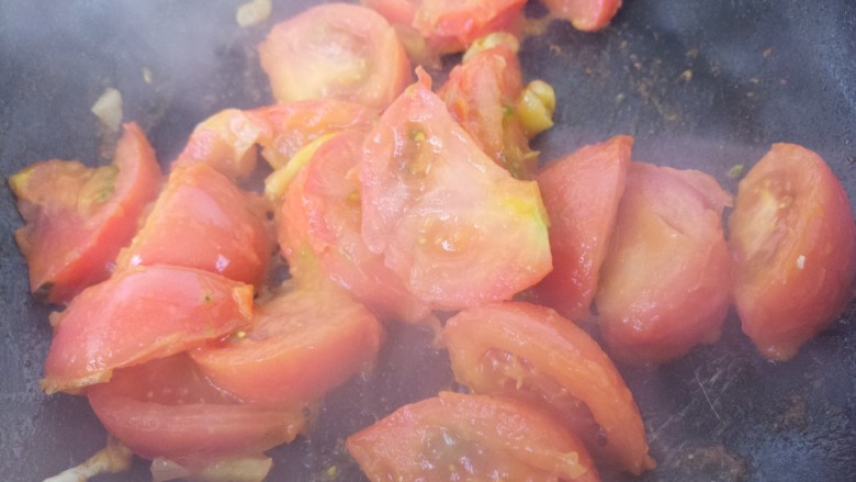 西红柿炒蛋,把西红柿翻炒一分钟。