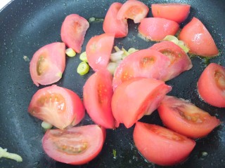 西红柿炒蛋,加入西红柿炒。