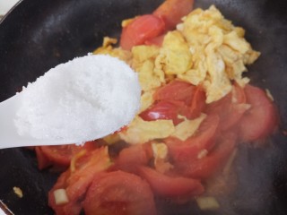 西红柿炒蛋,然后加一勺糖。