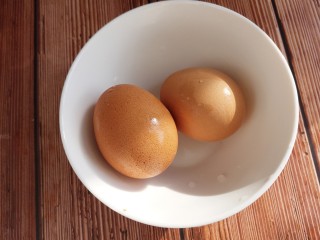 西红柿炒蛋,再准备两个鸡蛋。