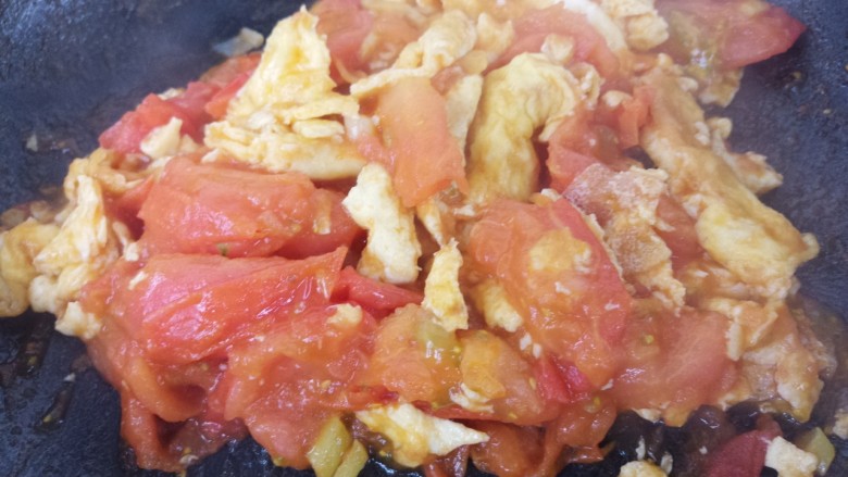 西红柿炒蛋,翻炒均匀。