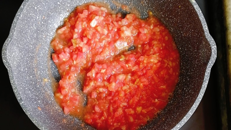 西红柿鸡蛋水饺,锅内再倒一点油，倒入番茄翻炒