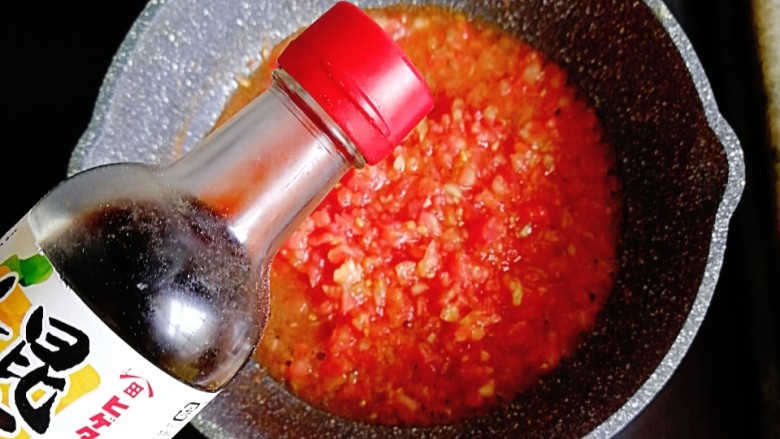 西红柿鸡蛋水饺,倒入适量的酱油