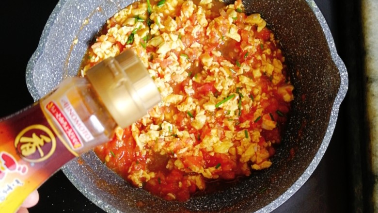 西红柿鸡蛋水饺,出锅前滴几滴芝麻油