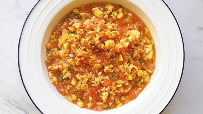 西红柿鸡蛋水饺,馅料盛出，晾凉后放入冰箱冷藏半小时入味