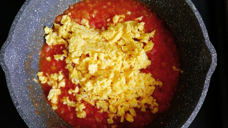西红柿鸡蛋水饺,倒入之前炒熟的鸡蛋翻炒均匀