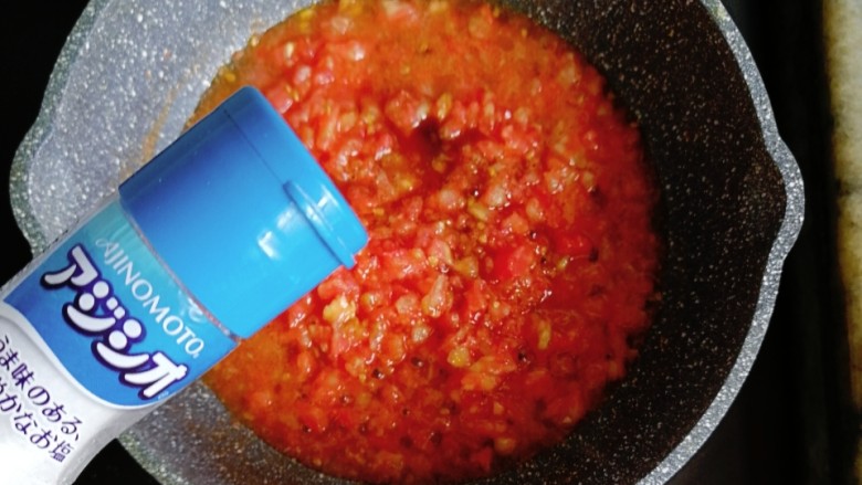 西红柿鸡蛋水饺,再倒入适量的盐和糖翻炒均匀