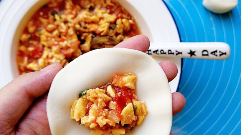 西红柿鸡蛋水饺,取出冷藏好的馅料，舀一勺放入饺子皮中间
