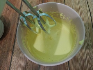 蛋黄溶豆,用低速打发打发十多分钟左右。