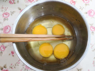 快手正餐 辣椒炒鸡蛋,鸡蛋打入碗里，加少许盐一起打散，