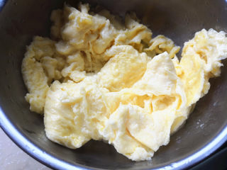 快手正餐 辣椒炒鸡蛋,鸡蛋成形后马上把炒好的鸡蛋盛出来，