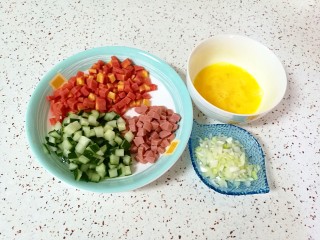 南瓜剪刀面, 饧面的时间里准备好配菜。红萝卜黄瓜火腿肠统统切成丁，鸡蛋打散，大葱切成葱花。