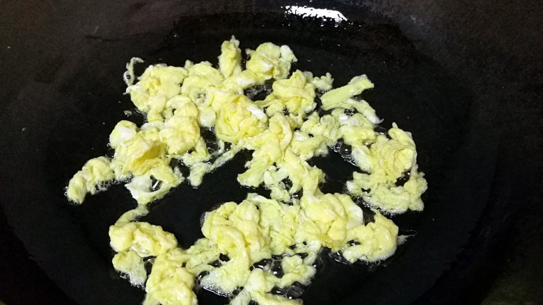 南瓜剪刀面,炒锅内倒适量的油烧热，倒入蛋液炒熟盛出备用。