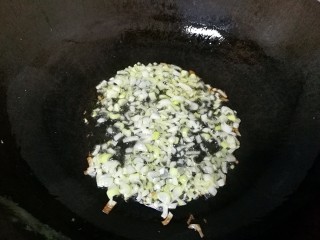 南瓜剪刀面,锅内留余油爆香葱花。