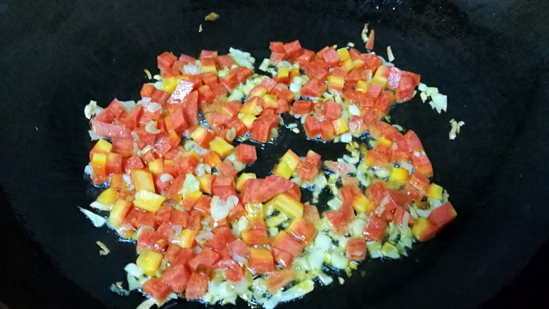 南瓜剪刀面, 下入红萝卜翻炒一分钟。