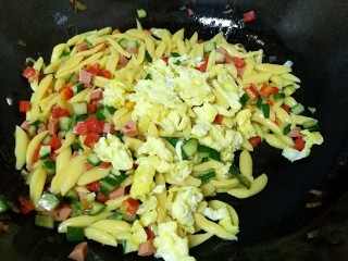 南瓜剪刀面,放入之前炒好的鸡蛋翻炒均匀，放盐调味出锅。