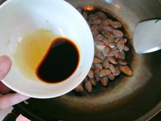 炒花蛤,倒入料汁(盐、酱油、蚝油各适量)。