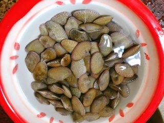 炒花蛤,花蛤用清水洗净，沥干水分备着。