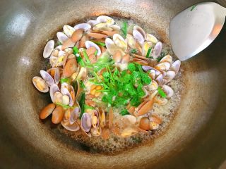 炒花蛤,一同放入香菜，勾欠，拌匀关火。