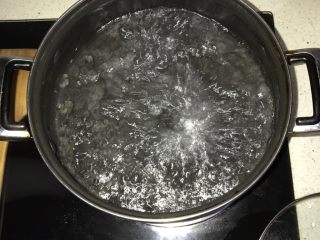 黑椒牛肉意大利面,锅中放水沸腾后，加油、盐（盐能让面入味，油让面不粘）