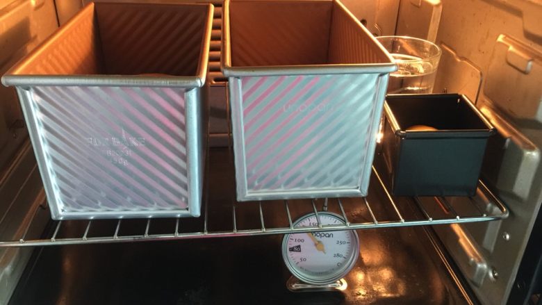 南瓜沙拉肉松小吐司
,烤箱中放入1杯开水后按保温键，保持烤箱温度在38℃，再放入吐司胚子到烤炉中进行二次发酵（50分钟左右），发至如图即可