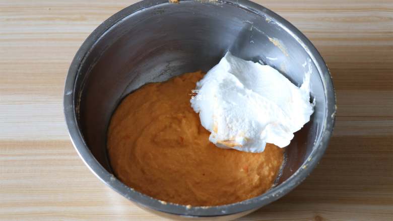 胡萝卜猫爪蛋糕,挖三分之一打发好的蛋白到蛋黄面糊中，翻拌均匀；