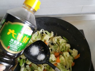 快手正餐 木耳炒花菜,第五步:放盐、糖、生抽
             翻炒均匀