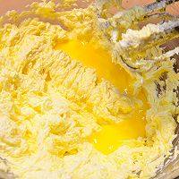 酥脆杏仁酥,分次加入打散的鸡蛋液，搅打均匀。