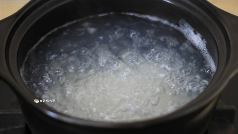 菠菜火腿粥,砂锅中放入适量清水，水开后下米，大火煮开，转小火继续熬煮