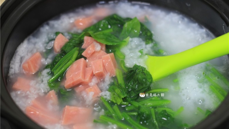 菠菜火腿粥,将菠菜和火腿放入熬好的米粥中，搅拌均匀，继续熬住2-5分钟