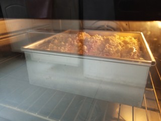 酥粒大排包,烤箱170度中层烘烤25分钟，表面上色满意盖锡纸