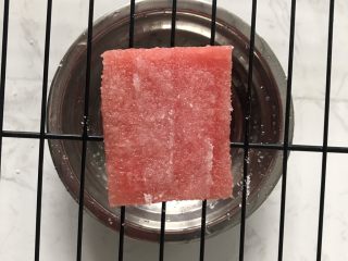 西瓜蛋糕,西瓜撒糖，腌渍30分钟出水