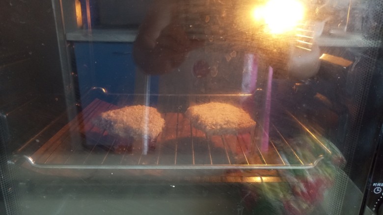 快手小食：咖喱巴沙鱼排,烤箱180°预热，180°烤25分钟即可。