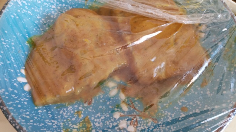 快手小食：咖喱巴沙鱼排,鱼排放入裹匀咖喱汁后用保鲜膜包好放冰箱冷藏