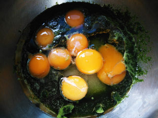 菠菜汁戚风,分蛋时将蛋黄分入菠菜汁盆中