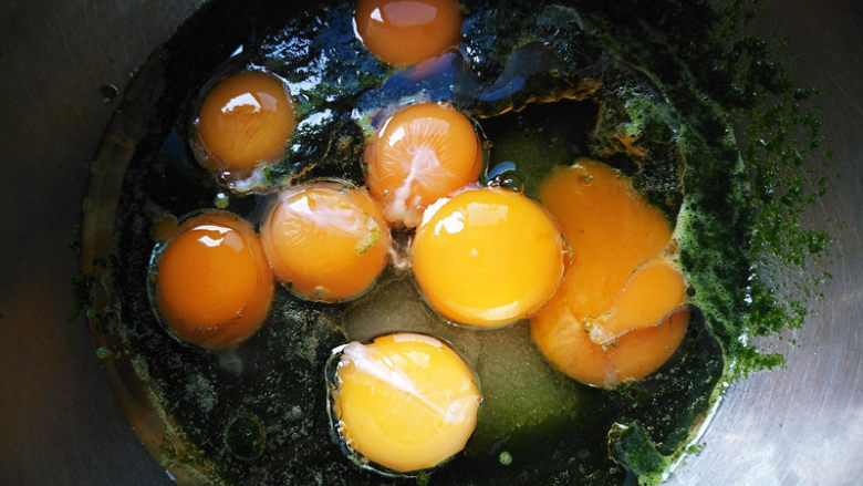 菠菜汁戚风,分蛋时将蛋黄分入菠菜汁盆中