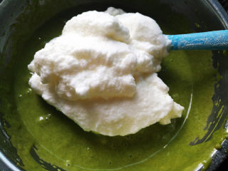 菠菜汁戚风,将三分之一蛋白霜加入蛋黄糊用蛋抽搅拌均匀