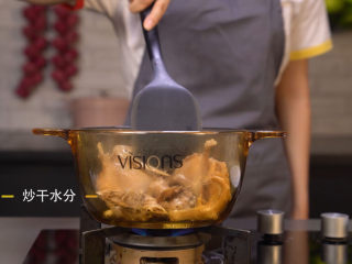 石斛老鸭汤,捞出鸭块放入锅中，加少许油炒干水分。