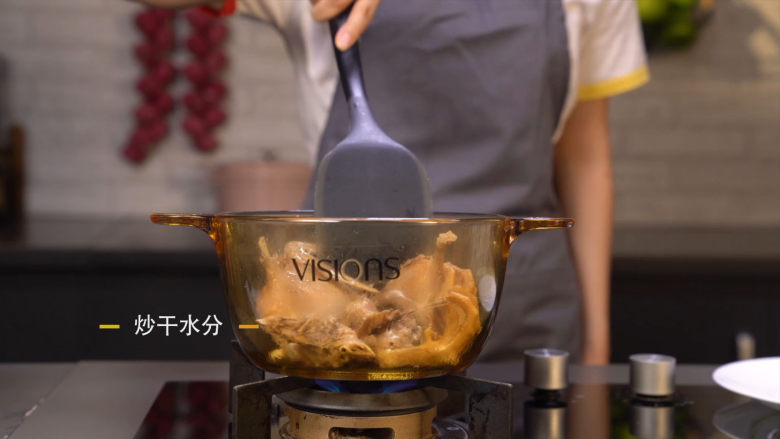 石斛老鸭汤,捞出鸭块放入锅中，加少许油炒干水分。