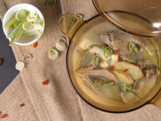 石斛老鸭汤,出锅前加适量盐调味，一道养生又香浓的「石斛老鸭汤」就大功告成啦。