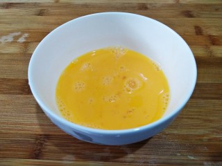 快手正餐 黄瓜炒鸡蛋,鸡蛋打入碗中，搅散。