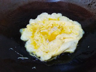 快手正餐 黄瓜炒鸡蛋,锅中到适量的菜籽油，油熟倒入鸡蛋。