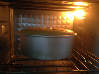 菠菜汁戚风,放入预热好的烤箱中下层，上下火160度，30分钟后取出6寸，8寸的继续烘烤20分钟出炉