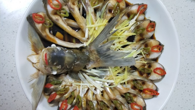 开屏五昌鱼,在蒸好的鱼上放入切好的葱姜丝，待锅里的油温六成热时，浇在上面即可。
