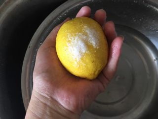 柠檬凤爪,煮鸡爪的过程可以准备柠檬、料汁，柠檬用盐搓洗干净