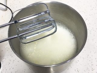 芝麻核桃蛋糕,用打蛋器高速搅打30圈，蛋白变白，出现大量的粗泡。