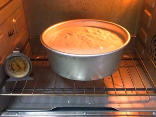 芝麻核桃蛋糕,烤箱预热至150度，烤制40分钟，烤完立即倒扣放凉，三小时后再脱模。